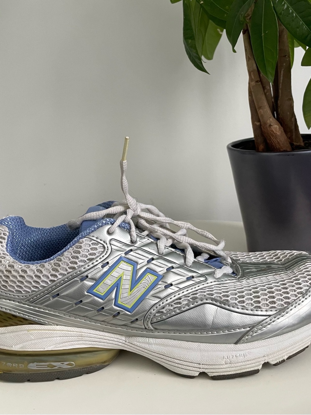 Women Size 10 New Balance 870 Running Shoes